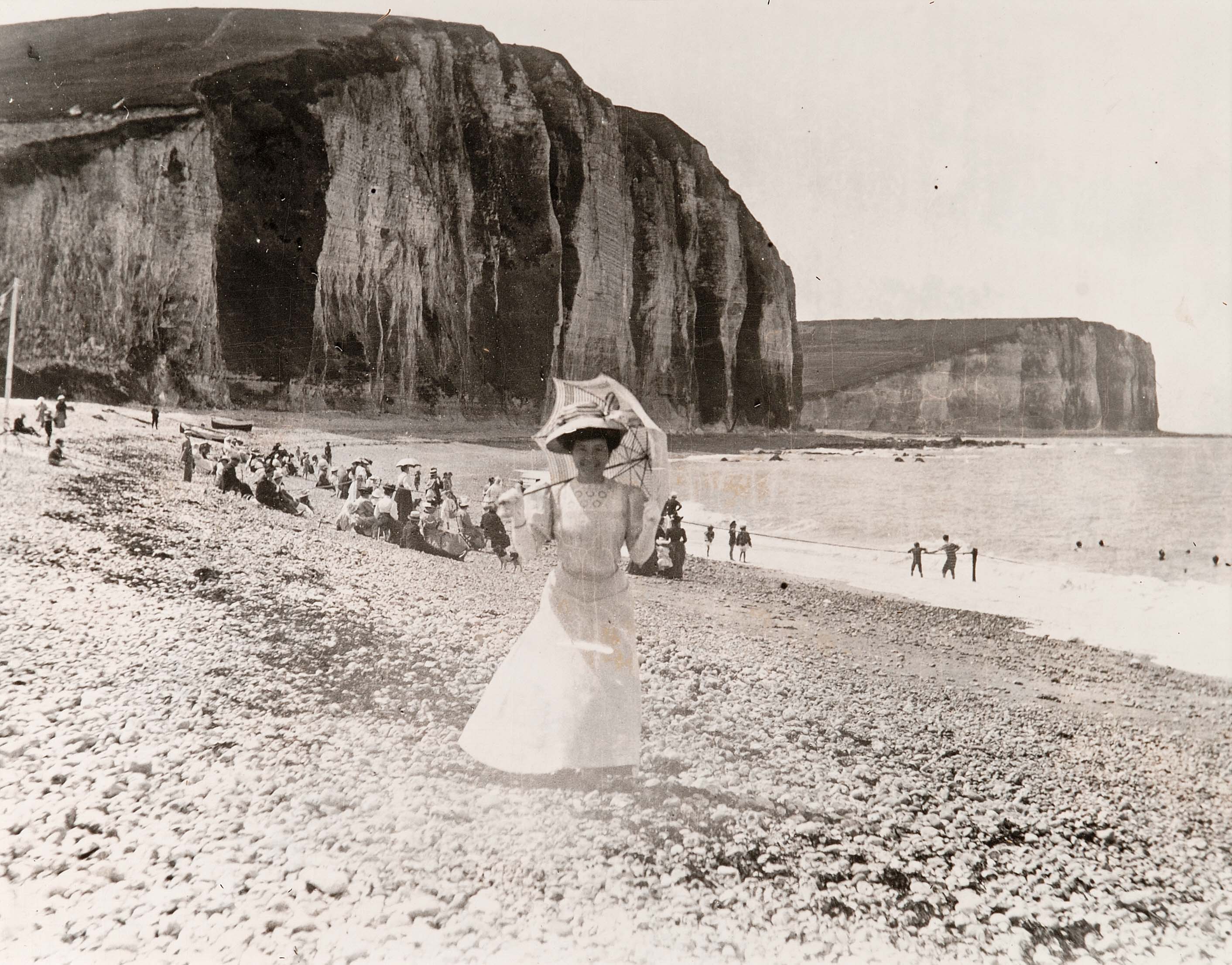 Madame Monet sur la plage des Petites Dalles