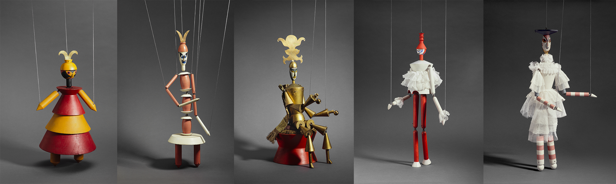 Sophie Taeuber-Arp, marionnettes (répliques des oeuvres originales de1918) : Le Roi cerf Peinture à l’huile, bois, métal (tôle de laiton, oeil-lets métalliques), textile, Zurich, ©Museum für Gestaltung