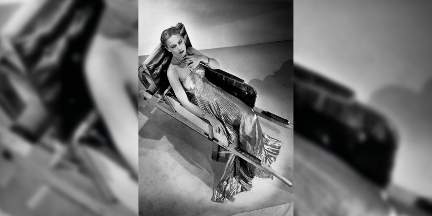 Man Ray, Modèle dans une robe de Madeleine Vionnet dans une brouette d'Oscar Dominguez, photo