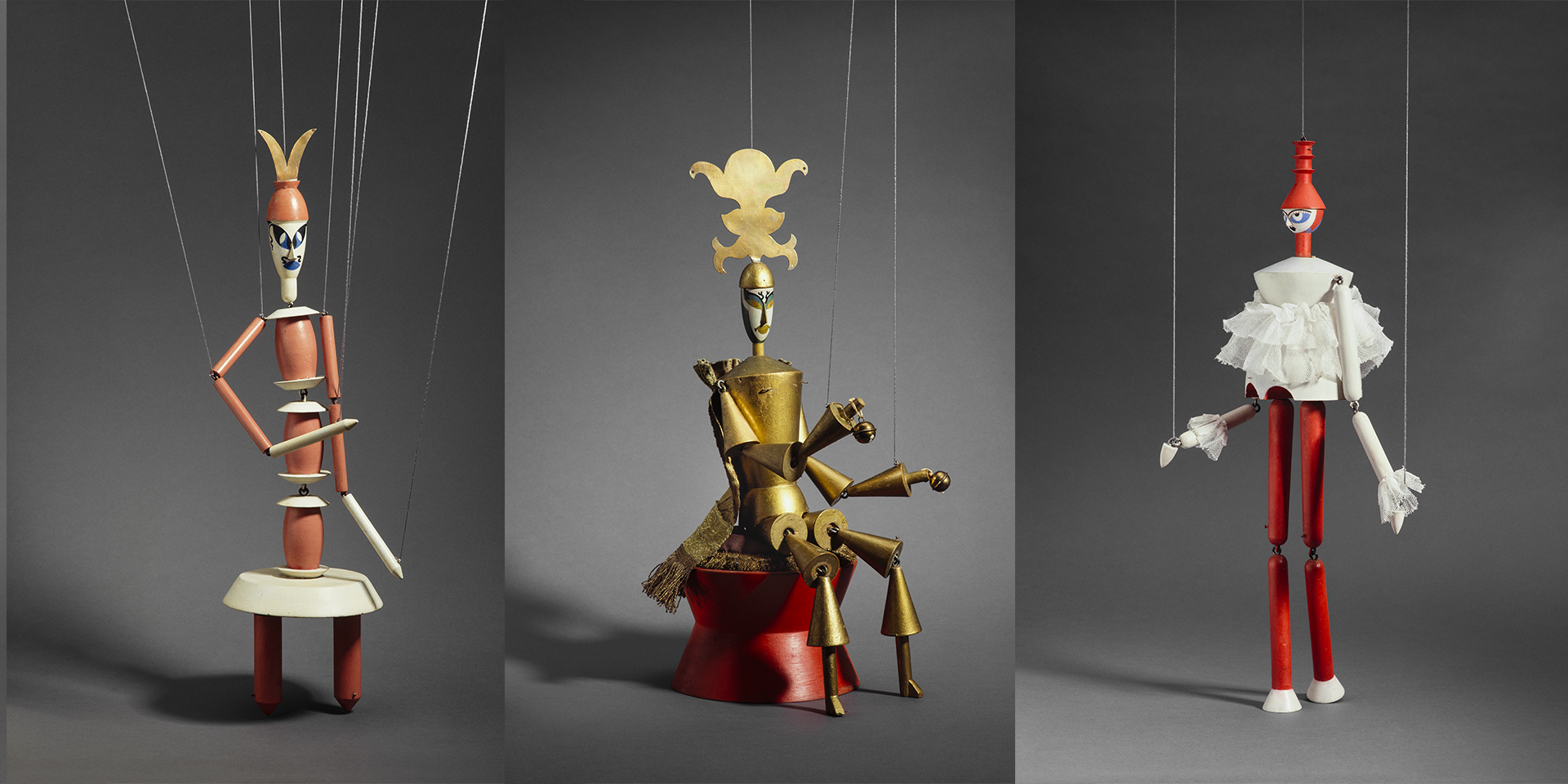 Sophie Taeuber-Arp, marionnettes (répliques des oeuvres originales de1918) : Le Roi cerf Peinture à l’huile, bois, métal (tôle de laiton, oeil-lets métalliques), textile, Zurich, © Museum für Gestaltung