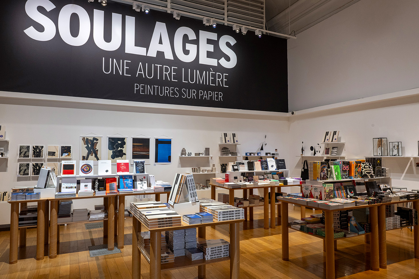 Librairie-boutique du Musée du Luxembourg lors de l'exposition "Soulages. Une autre lumière"