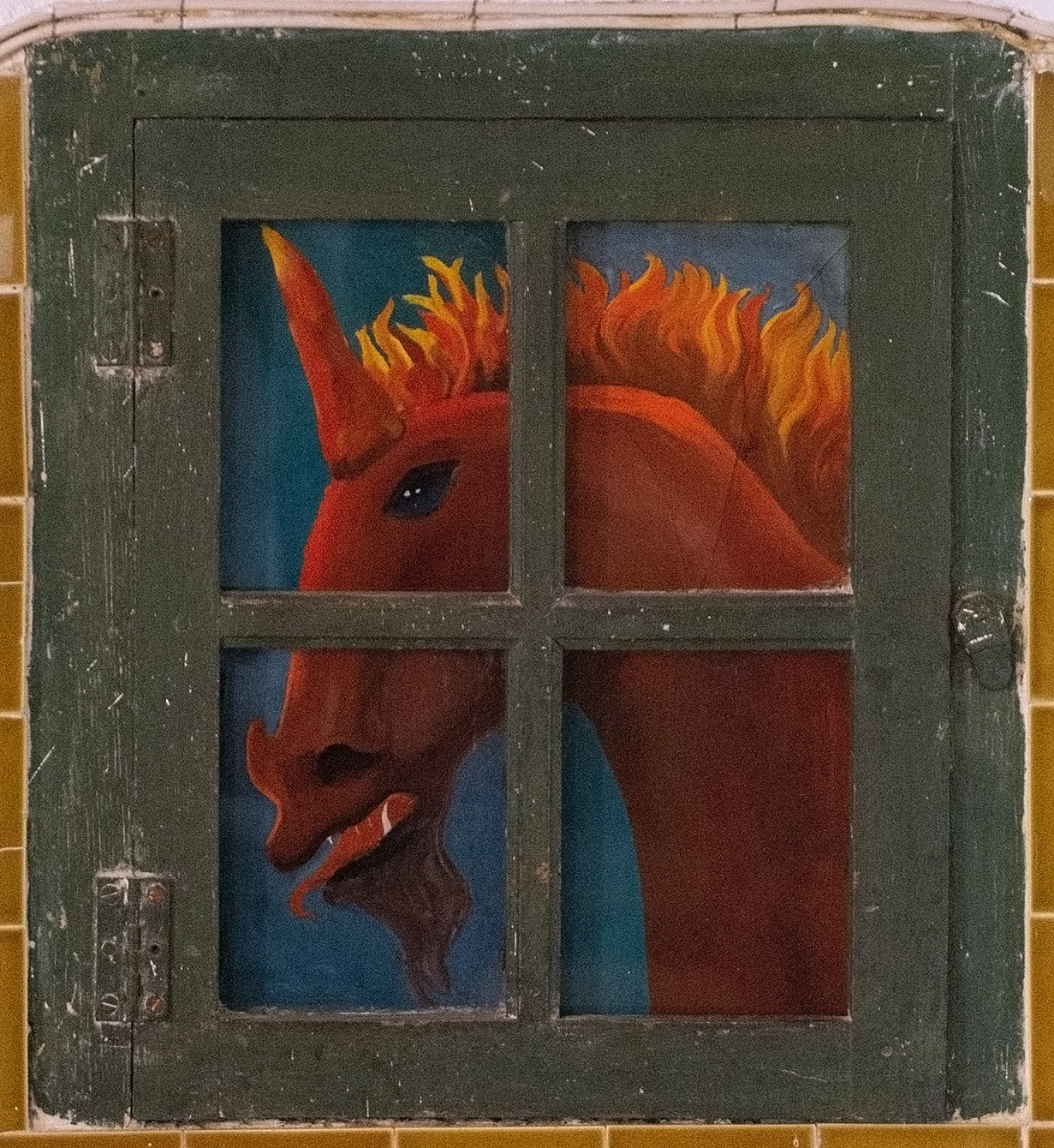 Fenêtre à Saint-Martin-d’Ardèche représentant une licorne orange