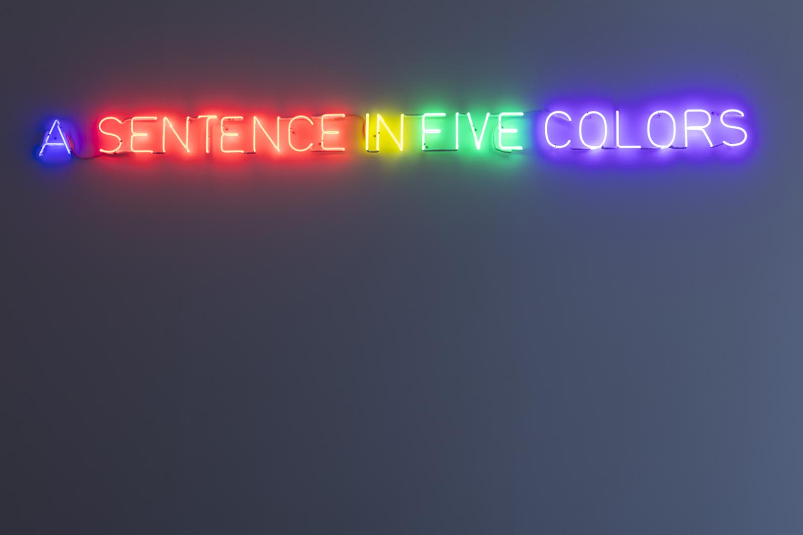 Joseph Kosuth Self – defined in five colors 1966 Neons 13 x 233 x 3 cm © Primae / David Bordes © ADAGP, Paris 2023