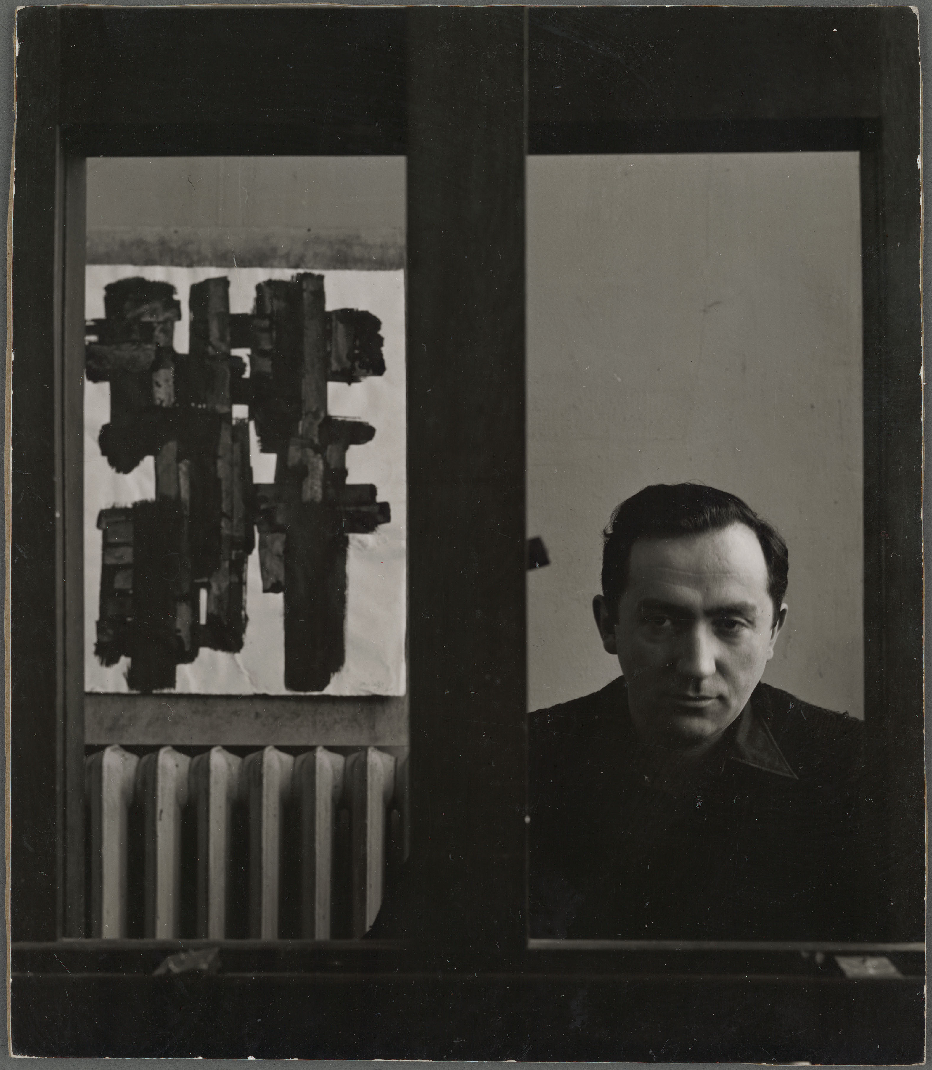 Photo portrait de Pierre Soulages dans son atelier à Paris