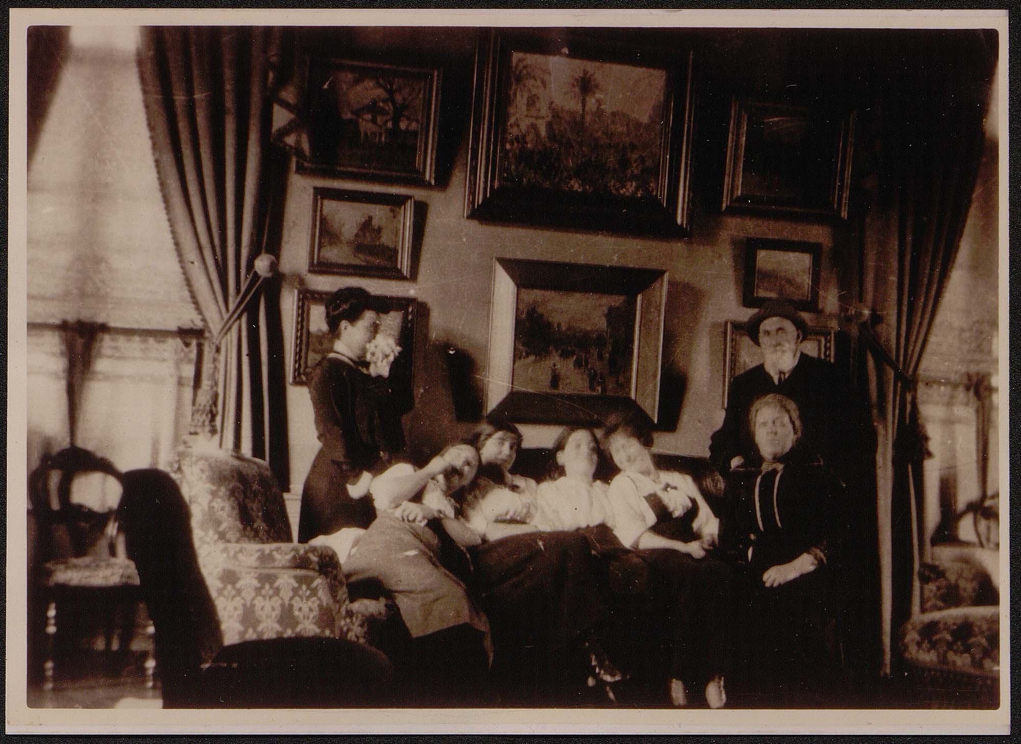 Photographie de Léon Monet dans son salon avec sa famille