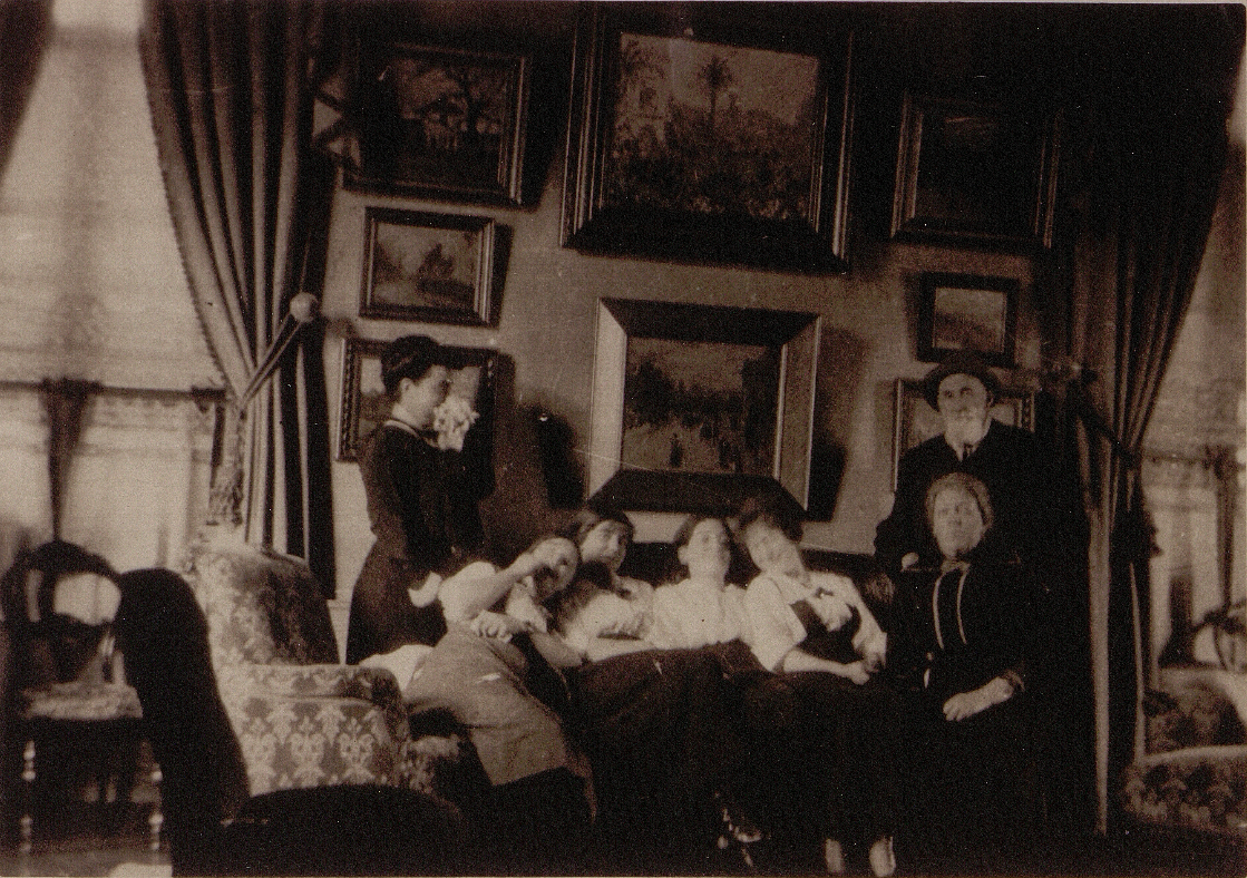 Léon Monet devant sa collection