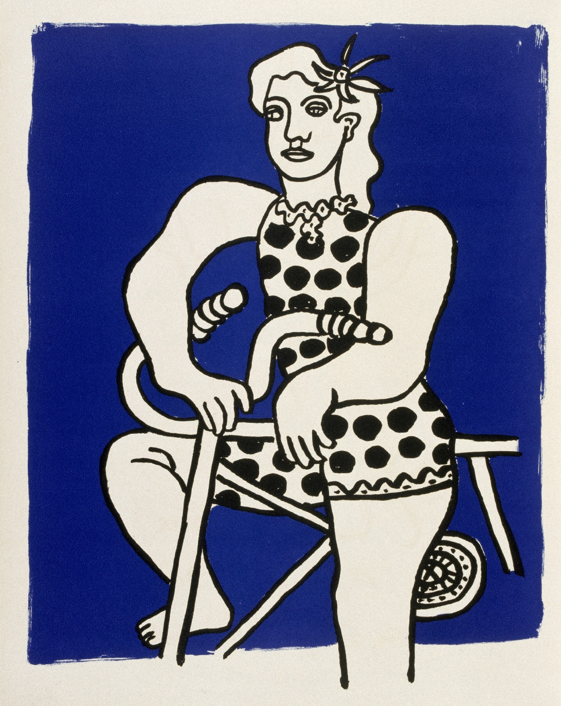 Une femme assise sur un vélo devant un fond bleu