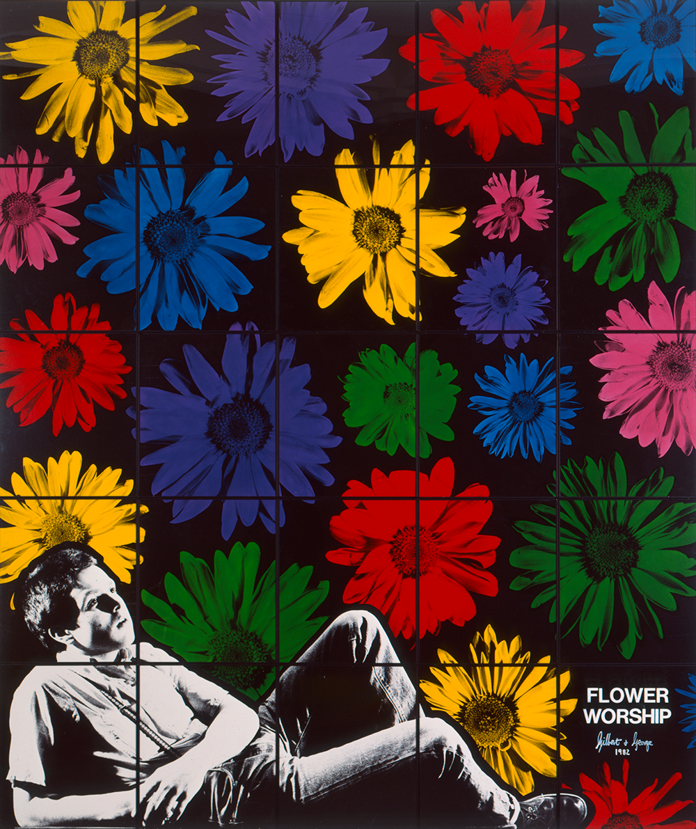 Oeuvre de Gilbert&George, un enfant en noir et blanc allongé devant un décor de fleurs colorées