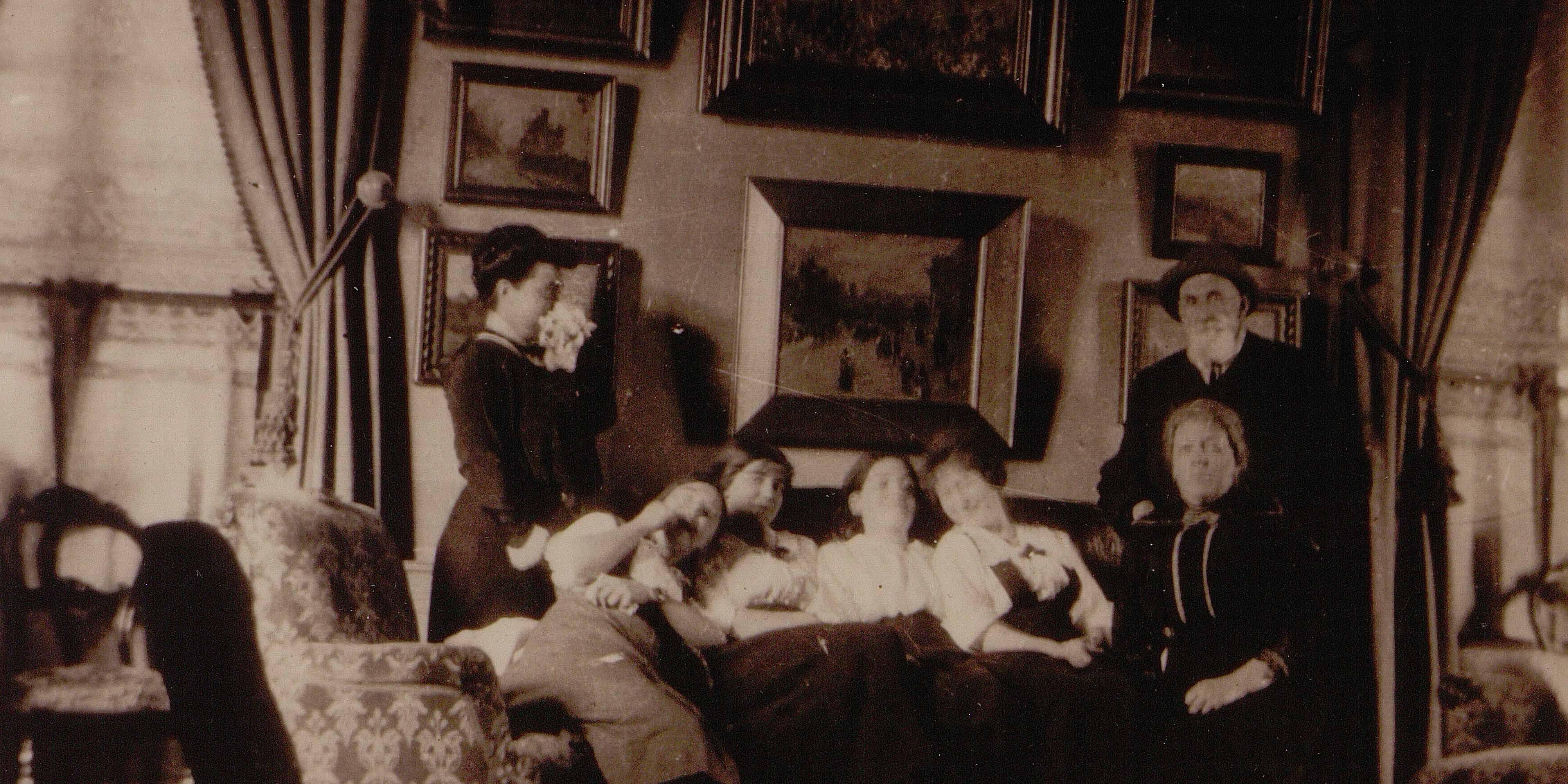 Leon Monet et sa famille devant sa collection