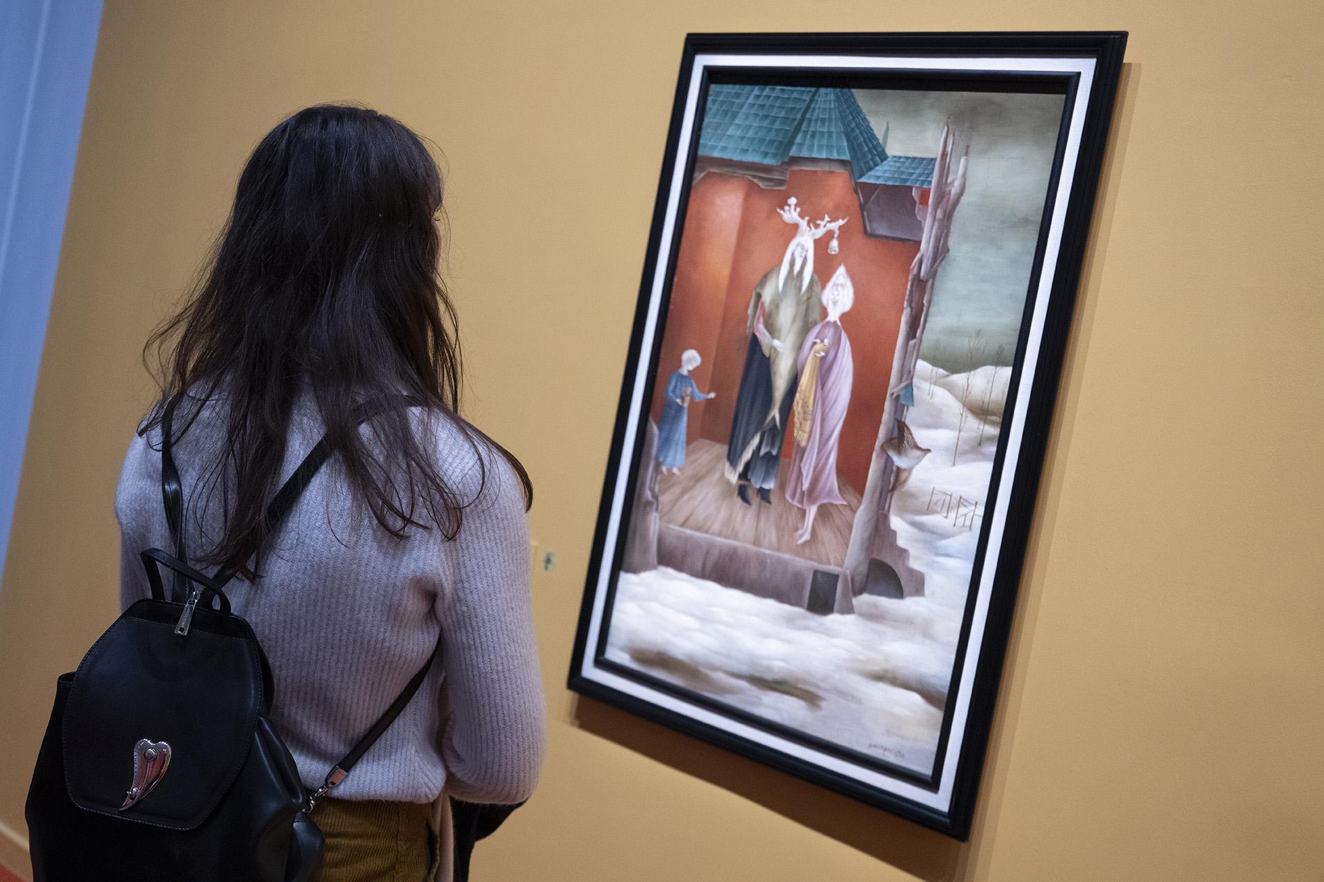 Une jeune femme devant une oeuvre de Leonora Carrington 