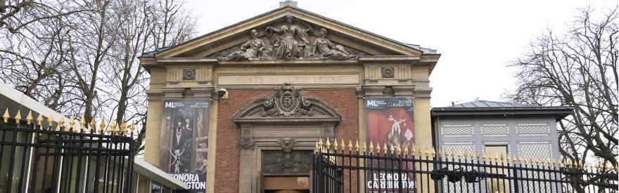 Facade du Musée du Luxembourg avec les kakémonos de l'exposition Leonora Carrington