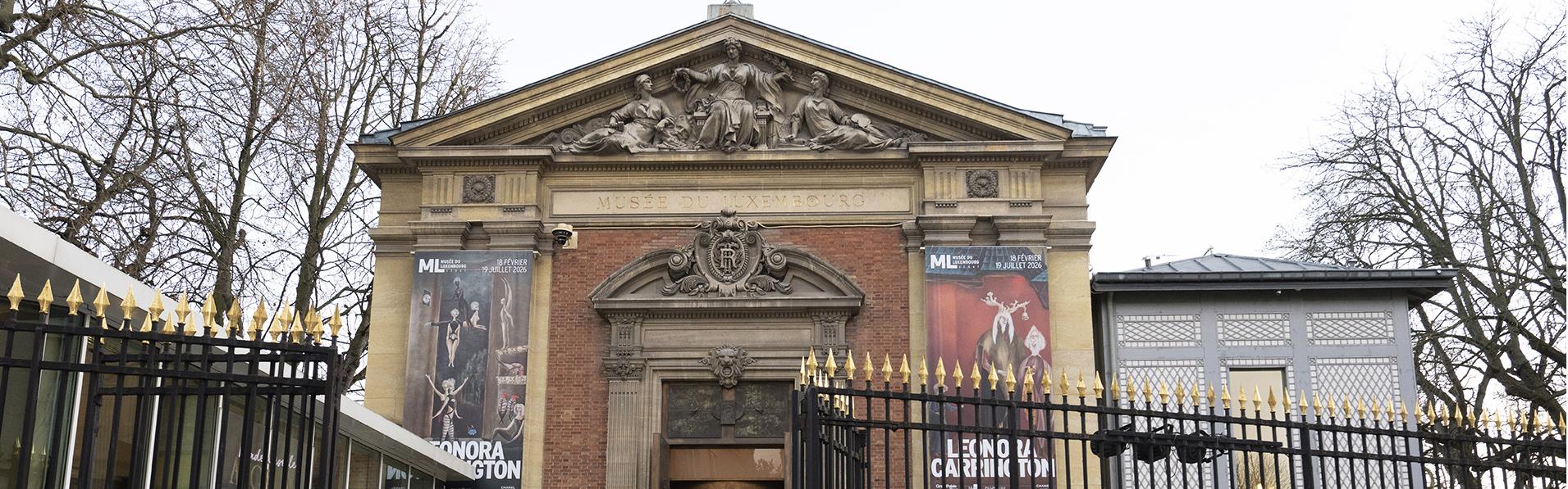 Facade du Musée du Luxembourg avec les kakémonos de l'exposition Leonora Carrington