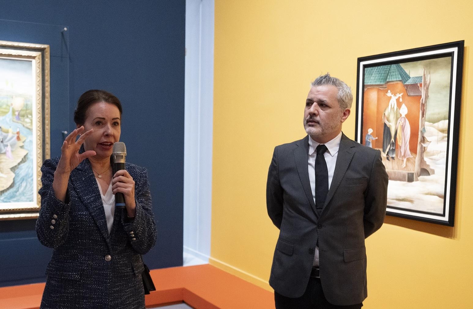 Les commissaires Tere Arcq et Carlos Martín dans l'exposition