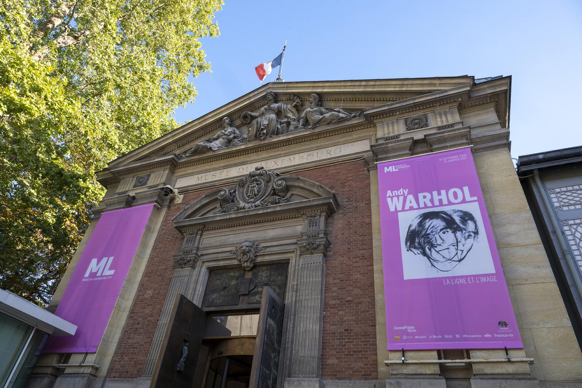 Façade du Musée du Luxembourg avec les kakémonos de l'exposition Andy Warhol